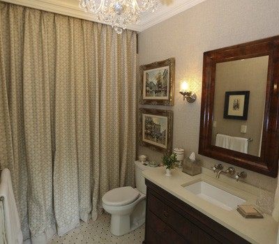 A Charming Small Bath